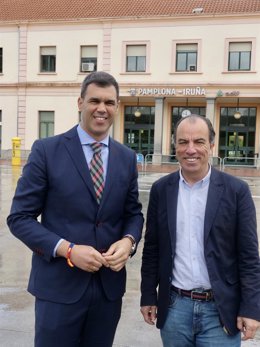 El presidente del PPN y candidato a la Presidencia del Gobierno de Navarra, Javier García, y el candidato 'popular' a la Alcaldía de Pamplona, Carlos García Adanero, en el primer día de campaña electoral