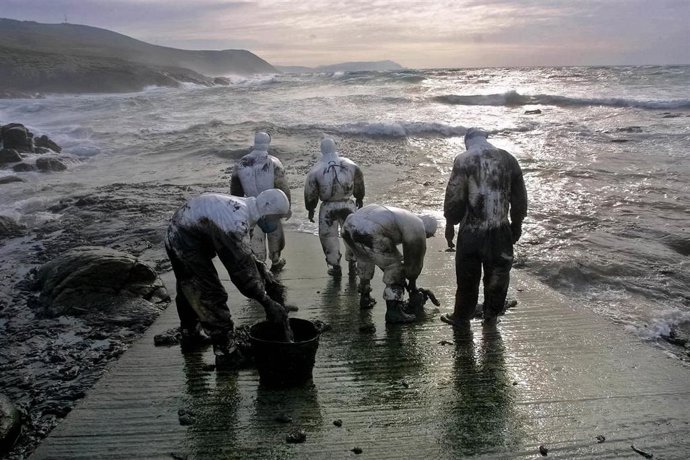 Archivo - TOURIÑAN, MUXÍA, A CORUÑA, GALICIA, ESPAÑA - 16 DE NOVIEMBRE DE 2002: Operativos del ejército español ayudan en las labores de limpieza de petroleo en la costa de Touriñan, en la localidad gallega Muxía, después de que la marea arrastrara el c