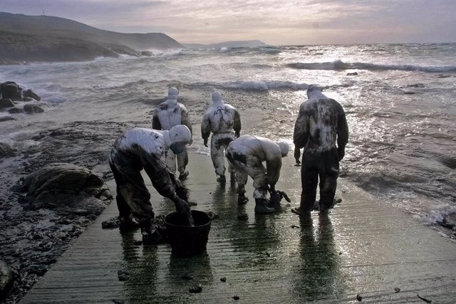 Archivo - TOURIÑAN, MUXÍA, A CORUÑA, GALICIA, ESPAÑA - 16 DE NOVIEMBRE DE 2002: Operativos del ejército español ayudan en las labores de limpieza de petroleo en la costa de Touriñan, en la localidad gallega Muxía, después de que la marea arrastrara el cha