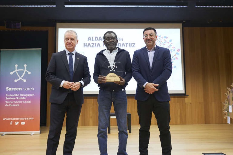 El lehendakari, Iñigo Urkullu, Thomas Holdbrook, fundador de Asumdwe Nkabon, y el presidente de Sareen Sarea, Borja Doval