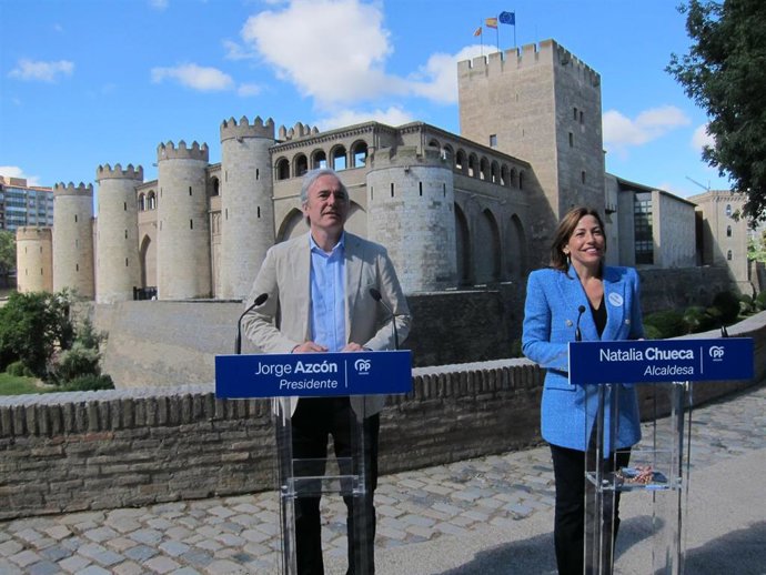 Jorge Azcón y Natalia Chueca, candidatos del PP a la Presidencia de Aragón y la Alcaldía de Zaragoza, respectivamente, frente al Palacio de la Aljafería.