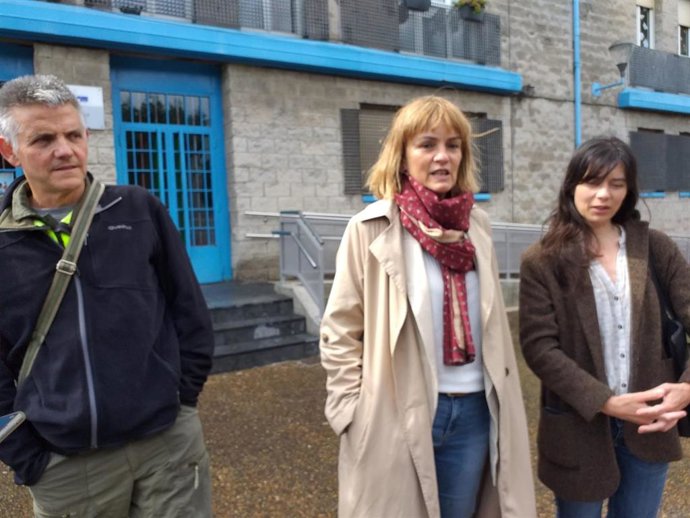 La candidata de Podemos Asturies a la Presidencia del Principado de Asturias, Covadonga Tomé, junto a los candidatos número 3 y 5 de la lista regional, Laura Tuero  y José Manuel Lago, frente al colegio Santa Olaya de Gijón