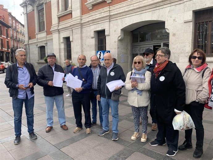 Plataforma por el soterramiento lleva firmas al Registro del Ayuntamiento, aunque no ha podido entregarlas.