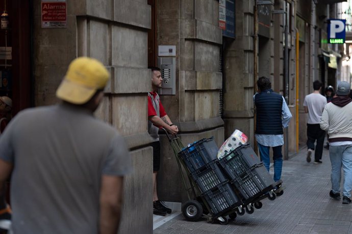 Un repartidor amb un carretó