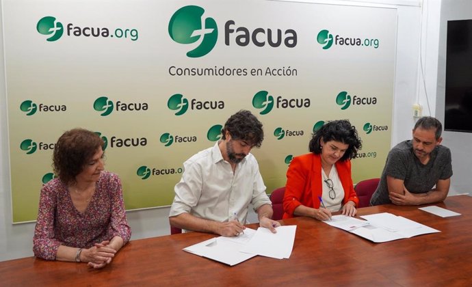 Aristu y Algeciras firman el convenio de colaboración en la sede de Facua.