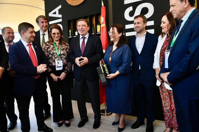 Planas en el stand de Túnez, país invitado a Expoliva 2023