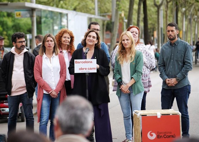 La alcaldesa y candidata de BComú, Ada Colau, junto a candidatos metropolitanos de su formación.