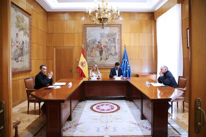 Díaz en un momento de la reunión en el Ministerio con los secretarios autonómicos de UGT y CCOO para analizar la situación del SERLA