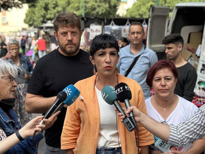La candidata a la Alcaldía de Málaga de la confluencia de Izquierda Unida, Podemos, Verdes Equo, Más País, Alianza Verde e Iniciativa del Pueblo Andaluz, Toni Morillas, atiende a los medios, junto a Nicolás Sguiglia y Paqui Macías