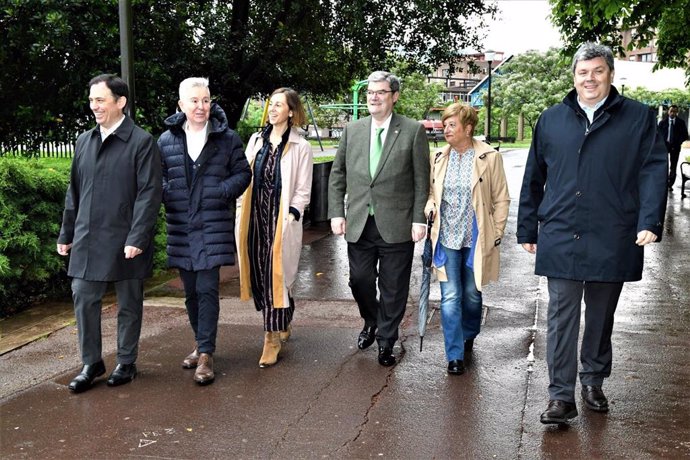 El alcalde de Bilbao y candidato del PNV a la reelección, Juan Mari Aburto, con integrantes de su candidatura.