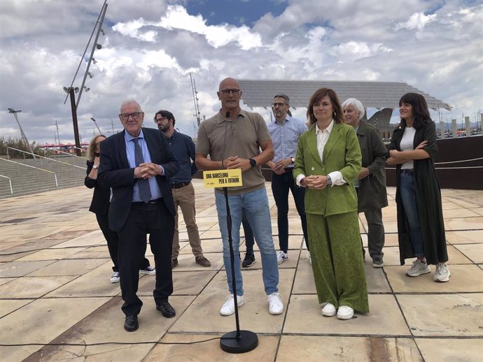 Ernest Maragall, Raül Romeva y Elisenda Alamany durante el acto ante la placa del Frum.