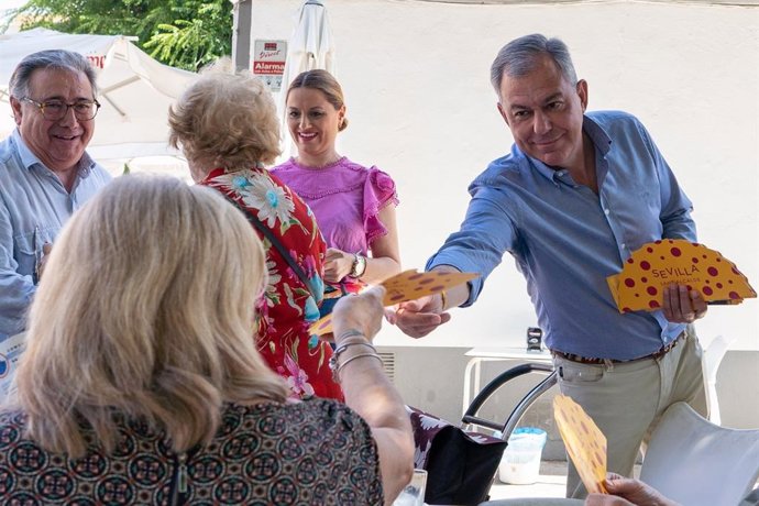 El candidato del PP a la Alcaldía conversa con vecinos de Nervión.