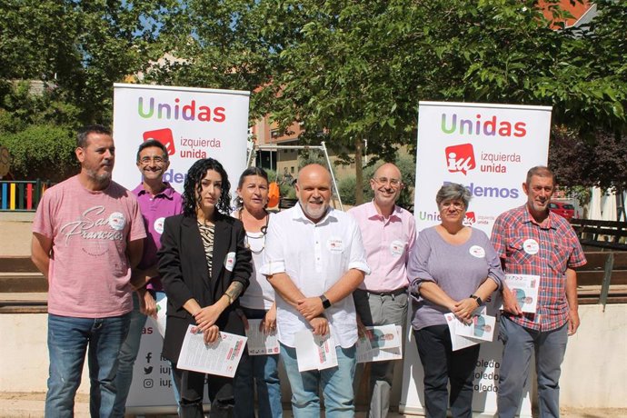 El candidato de Unidas Izquierda Unida - Podemos a la Alcaldía de Toledo, Txema Fernández, junto al resto de miembro de la candidatura en el Parque de Viguetas.