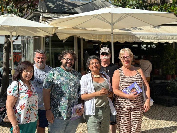 La candidata de Podemos a la Alcaldía de Cádiz, Marina Liberato, junto a miembros de su equipo