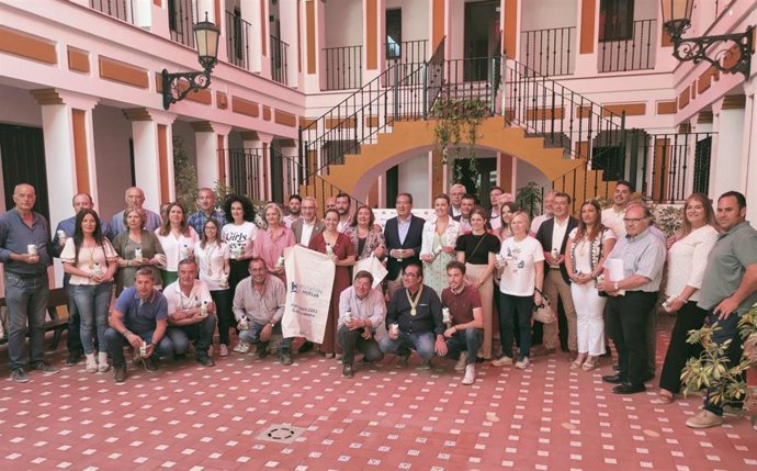 Un lote de 27.000 bricks de agua de 33 centilitros de capacidad ha sido distribuido en la mañana de este viernes entre las 16 hermandades del Rocío de los municipios que forman parte de la Mancomunidad de Servicios de la Provincia de Huelva (MAS).