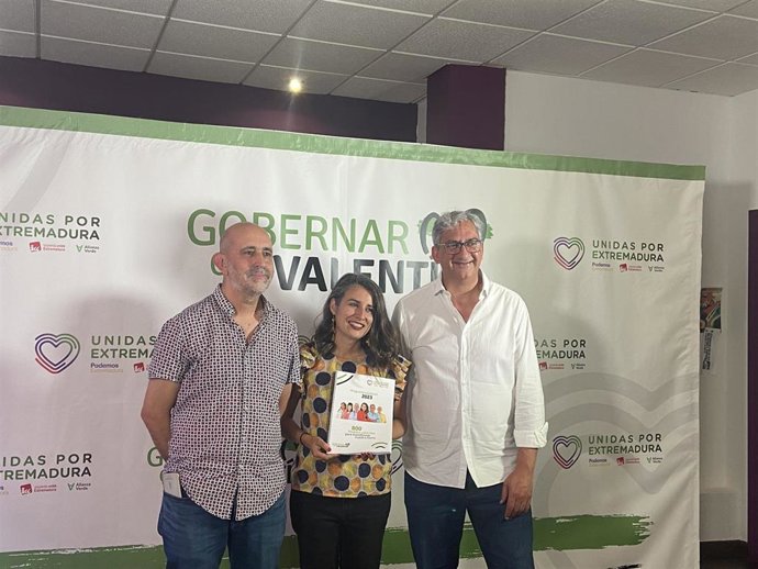 La candidata de Unidas por Extremadura a la Presidencia de la Junta, el número uno de la lista por Cáceres  y el número dos por Badajoz presentan el programa electoral