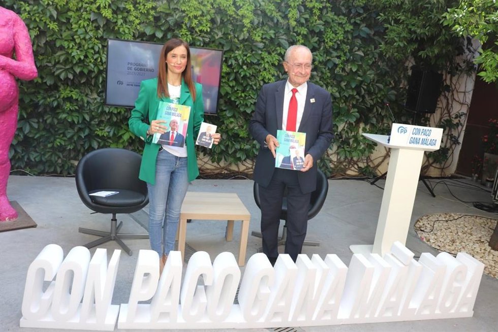El alcalde y candidato del PP de Málaga a la reelección, Francisco de la Torre, y la coordinadora de campaña del PP en Málaga capital, Elisa Pérez de Siles, y también número 2 de la candidatura durante un acto