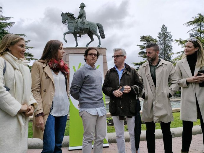 El diputado nacional de Vox, José María Figaredo, junto a candidatos de la formación al Gobierno riojano y al Ayuntamiento de Logroño
