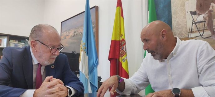 De izquierda a derecha, el presidente de la Diputación de Sevilla, Fernando Rodríguez Villalobos, y el alcalde de Montellano, Curro Gil.