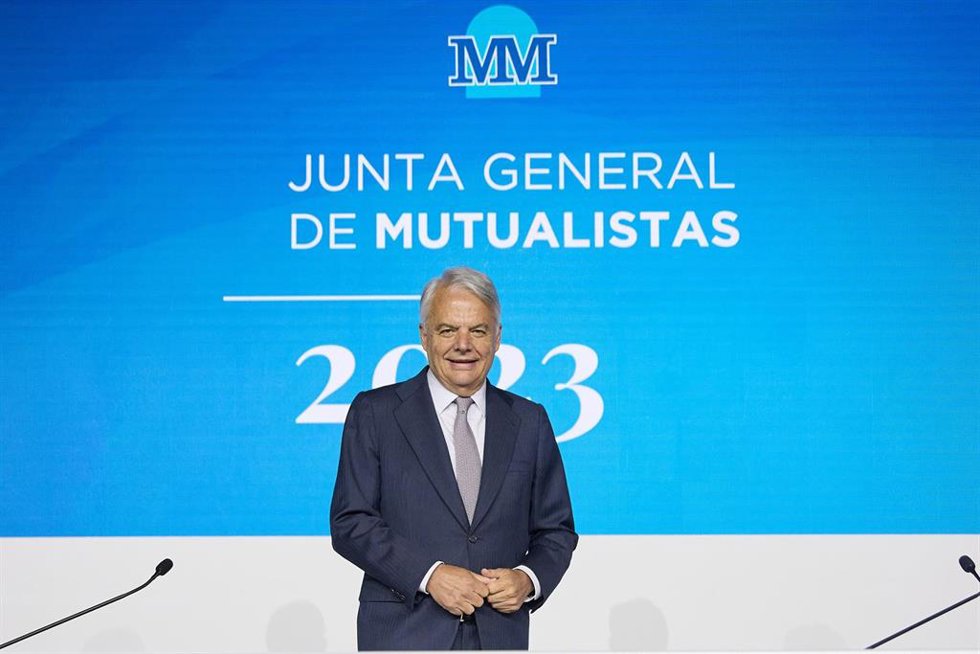El presidente de Mutua Madrileña, Ignacio Garralda, posa a su llegada a la Junta General de Mutualistas 2023, en el auditorio de su sede, a 12 de mayo de 2023, en Madrid (España). El Grupo Mutua Madrileña, más conocido como Mutua Madrileña o La Mutua, e