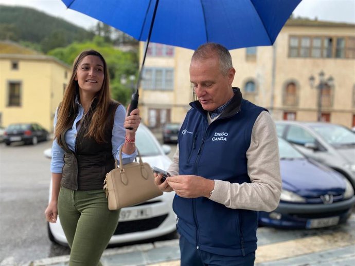 El candidato del PP a la Presidencia del Principado, Diego Canga, visita Ibias