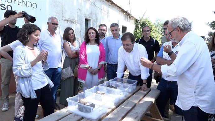 Vara contempla los últimos rostros encontrados en el yacimiento tartésico de Casas del Turuñuelo, en Guareña (Badajoz)