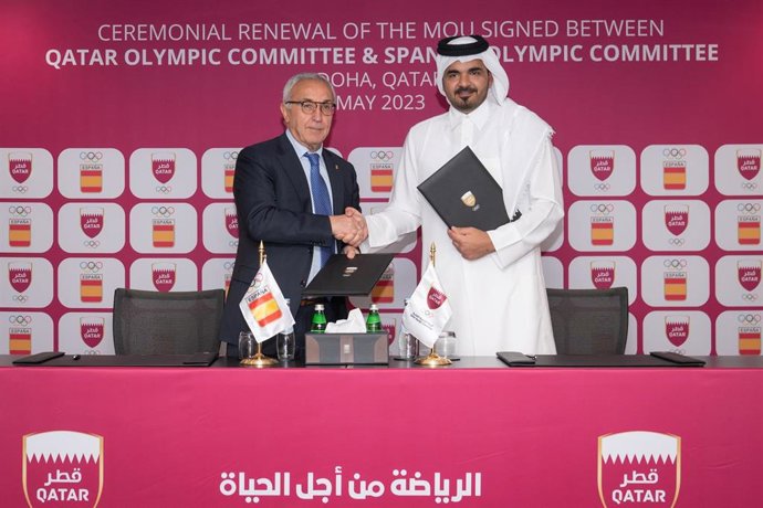 El presidente del Comité Olímpico Español (COE), Alejandro Blanco, y el presidente del Comité Olímpico de Catar, Sheikh Joaan Bin Hamad Al-Thani