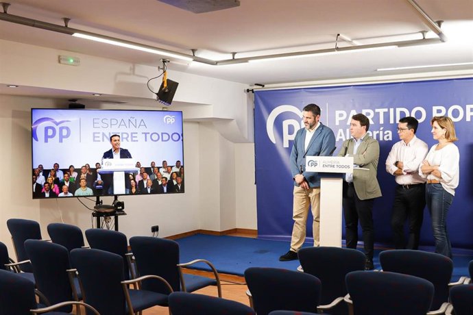 Giménez (PP) e integrantes del comité electoral en rueda de prensa en la sede provincial de Almería