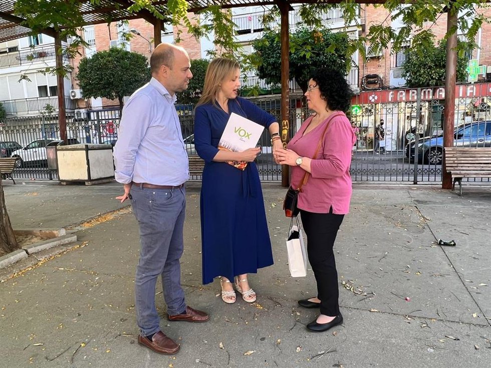 La candidata de Vox visita, junto al número 2 de su candidatura, el barrio de la Macarena.