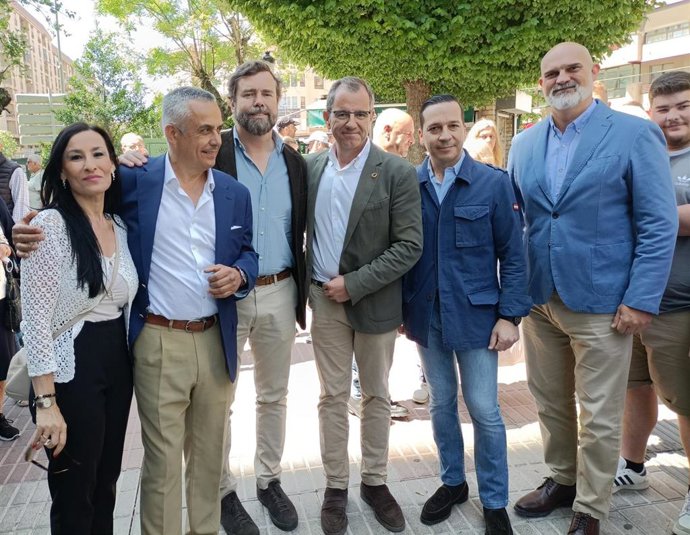 El portavoz de Vox en el Congreso, Iván Espinosa de los Monteros, junto a dirigentes y candidatos de Vox en Extremadura