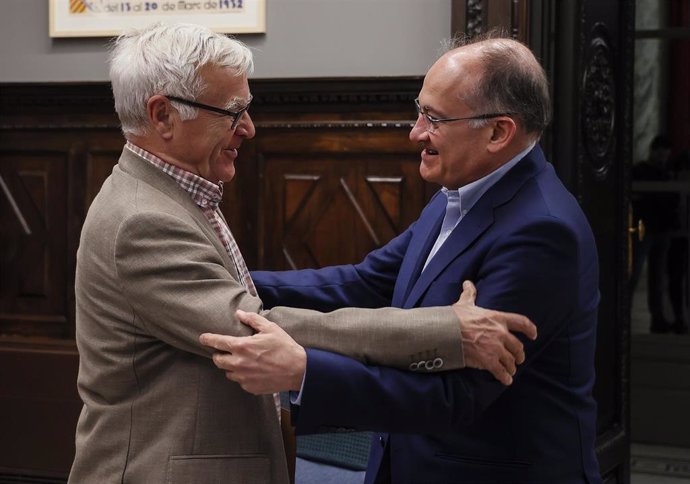 El alcalde de Valncia, Joan Ribó (i), recibe al nuevo presidente de la Autoridad Portuaria de Valncia (APV), Joan Calabuig (d), en la Alcaldía de Valencia, a 12 de mayo de 2023, en Valencia, 