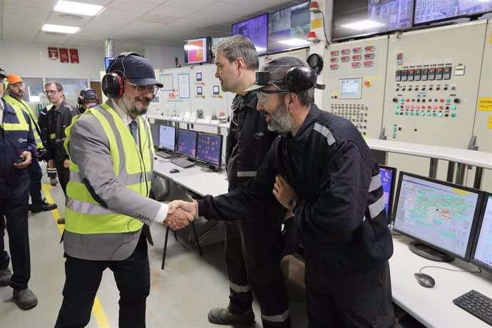 El presisdente del Gobierno de Aragón, Javier Lambán, en la sede de la empresa Verallia Spain.