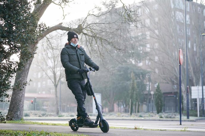 Archivo - Una persona sobre un patinete eléctrico en Vitoria-Gasteiz, 