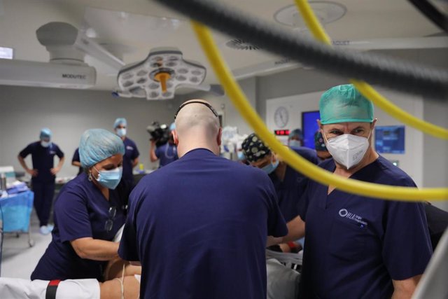 Archivo - El equipo médico durante la intervención del paciente Emilio Jesús Jiménez, de 39 años, operado con una cirugía de laparoscopia para tratar su obesidad de 308 kilos, en el Hospital Universitario de Moncloa, a 9 de julio de 2021, en Madrid, (Espa