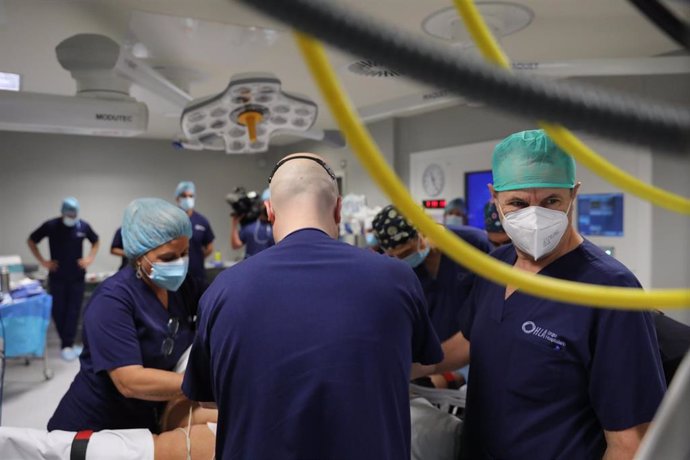 Archivo - El equipo médico durante la intervención del paciente Emilio Jesús Jiménez, de 39 años, operado con una cirugía de laparoscopia para tratar su obesidad de 308 kilos, en el Hospital Universitario de Moncloa, a 9 de julio de 2021, en Madrid, (Es