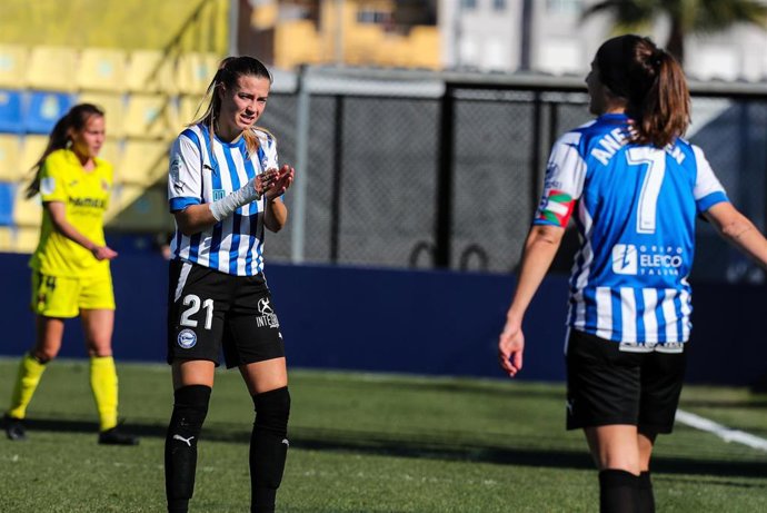 Archivo - Carla Morera y Ane Miten durante un partido del Deportivo Alavés Gloriosas en la Liga F 2022-2023