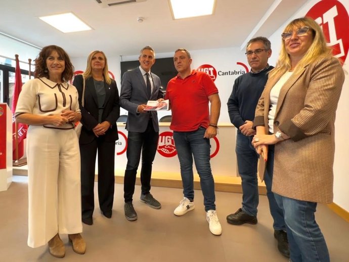 El secretario general del PSC-PSOE y candidato a la Presidencia de Cantabria, Pablo Zuloaga, con representantes de UGT