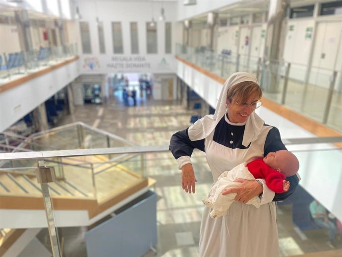 Performance en el Hospital Clínico de Málaga sobre la mítica enfermera española del siglo XVIII reconocida como primera profesional en una misión internacional, Isabel Zendal.