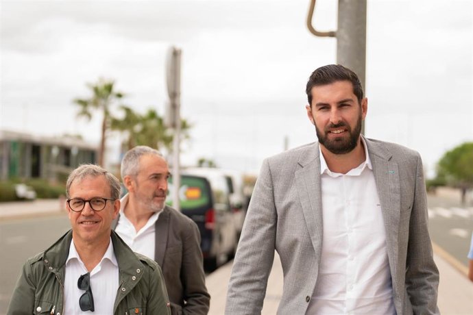 El consejero de Industria, Comercio y Empleo de la Junta de Castilla y León, Mariano Veganzones, de Vox, y el candidato de Vox a la Presidencia de la Comunidad, José Ángel Antelo, en el Aeropuerto Internacional de la Región de Murcia