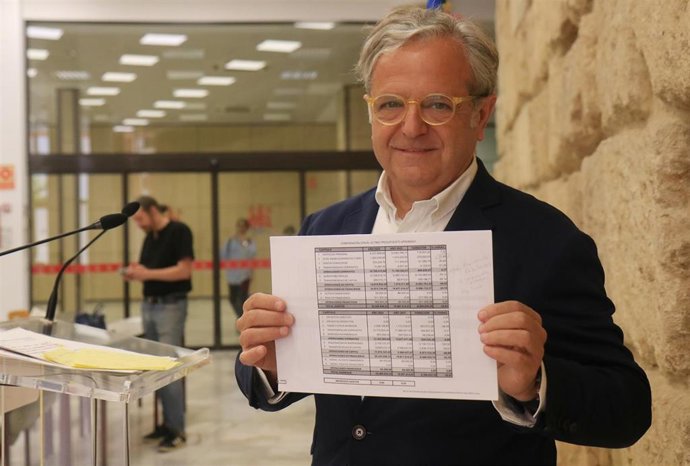 El delegado de Hacienda del Ayuntamiento de Córdoba, Salvador Fuentes, con el proyecto de presupuestos paea 2023.