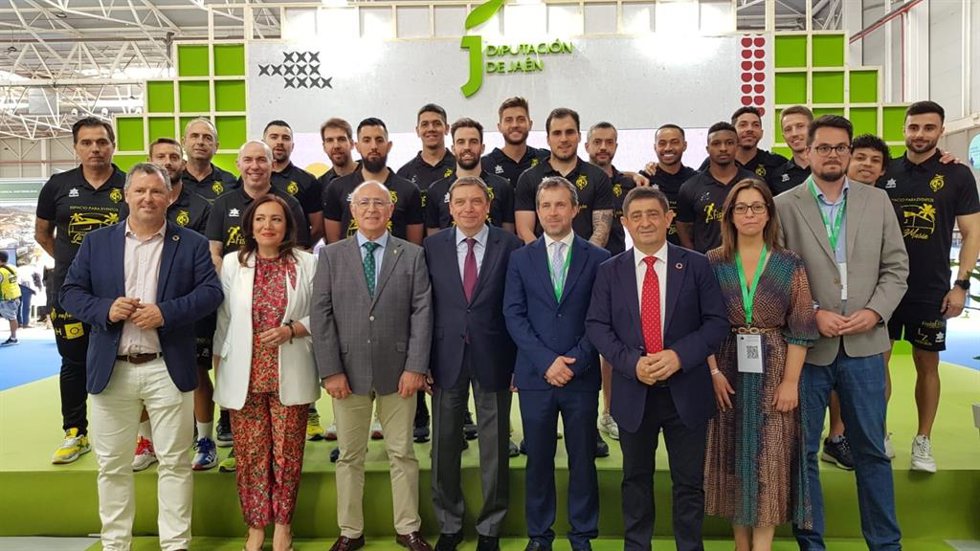 Visita del Jaén Paraíso Interior FS al estand de la Diputación en Expoliva.