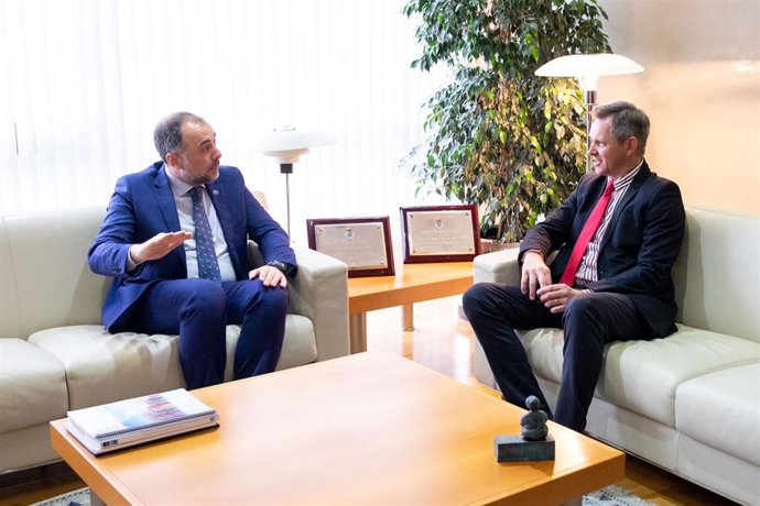 El conselleiro de Sanidade, Julio García Comesaña, se reúne con el ministro de Sanidad, José Miñones, en las dependencias del Sergas en San Lázaro (Santiago de Compostela).