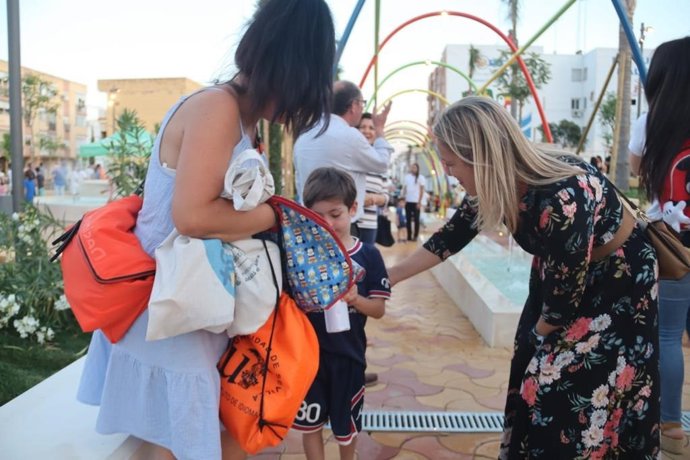 La puesta en uso de este nuevo parque ha concentrado a numerosos ciudadanos en una jornada de convivencia con talleres infantiles, animación y juegos orientados al reciclaje y la sensibilización.