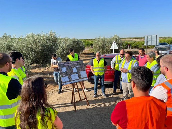 Alumnado de Ingeniería Rural visitan el camino rural 'De las Jaras'.
