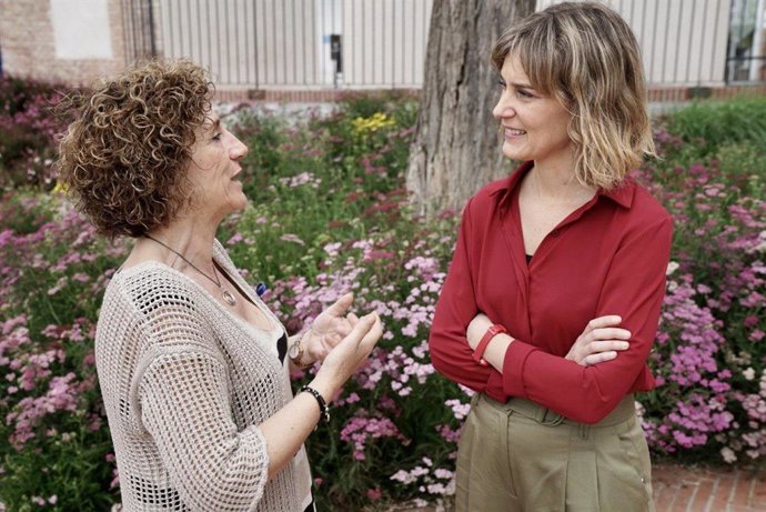 La líder de los comuns en el Parlament, Jéssica Albiach, con la alcaldable de la formación en Santa Perptua de Mogoda (Barcelona), Isabel Garcia.