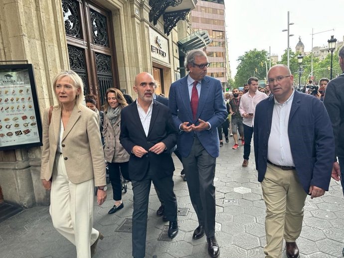 El candidato del PP a la alcaldía de Barcelona, Daniel Sirera, con el vicesecretario general de Organización del PP, Miguel Tellado, ngels Esteller y el presidente de la asociación Amics de Pg.Grcia, Lluis Sans