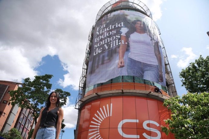 Begoña Villacís, frente a la lona gigante colocada en la sede de CS de la calle Alcalá