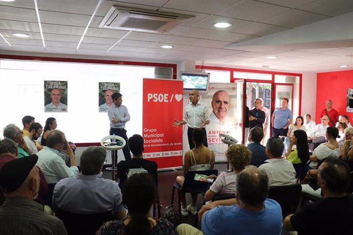 El candidato del PSOE presenta su programa en materia de deportes a clubes y entidades.