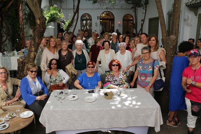 La candidata del PP a la Alcaldía de Huelva, Pilar Miranda, y la presidenta del comité electoral del PP de Andalucía, Loles López, en su reunión con asociaciones de mujeres de Huelva.