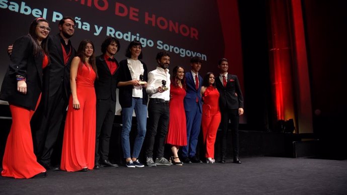 En el centro, Pilar Peña y Rodrigo Sorogoyen posan tras recibir el Premio de Honor de la XX edición del Festival de Cortometrajes AdN